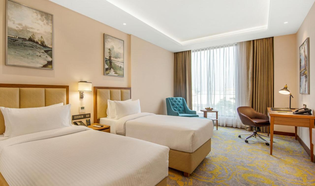 Hotel Golden Tulip Jalandhar Exterior foto